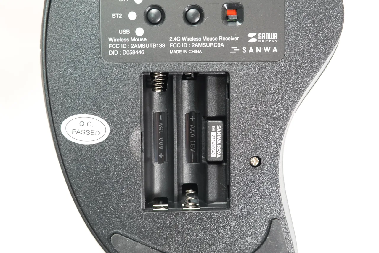 電池ボックスと、収納されたUSBレシーバー