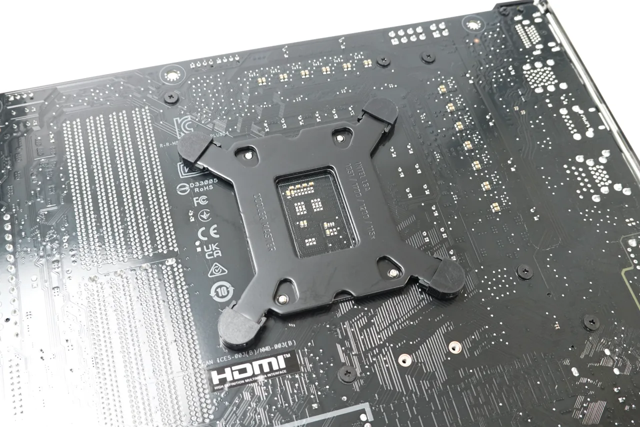 マザーボード裏のCPUサポートステー