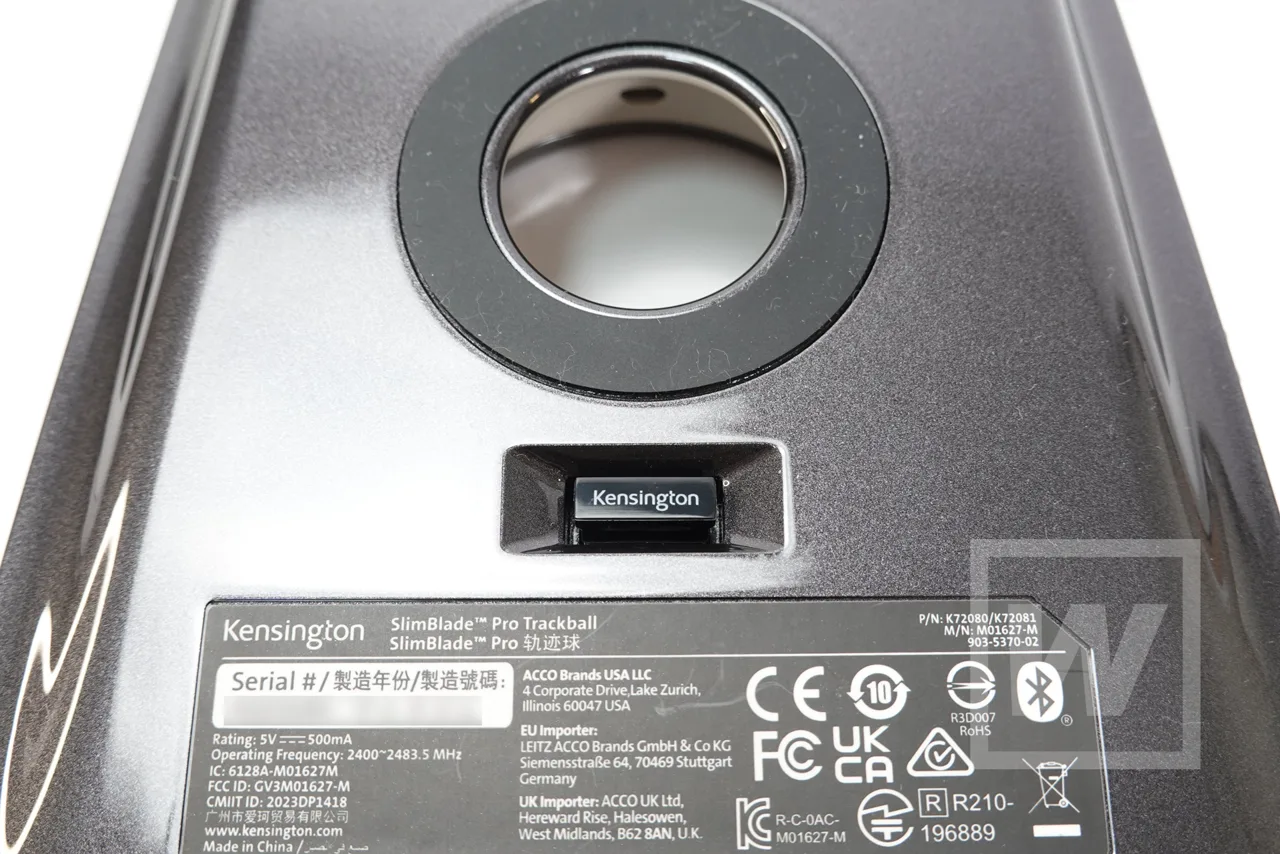 底面に収納された USB ドングル