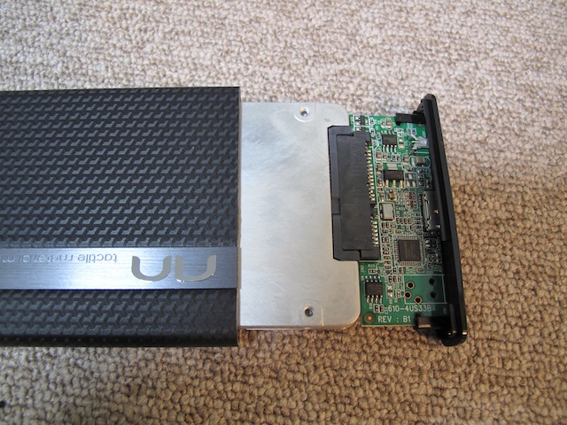 SSDをつなぎ、しまうだけ