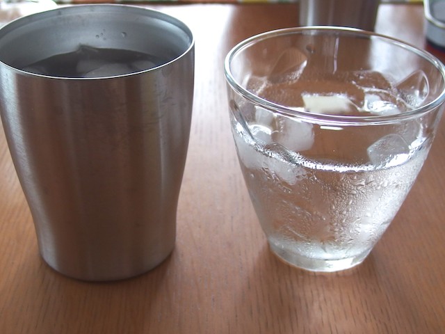 水滴のつかないコップ