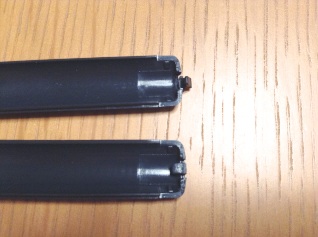 破損したカバーと新品カバー