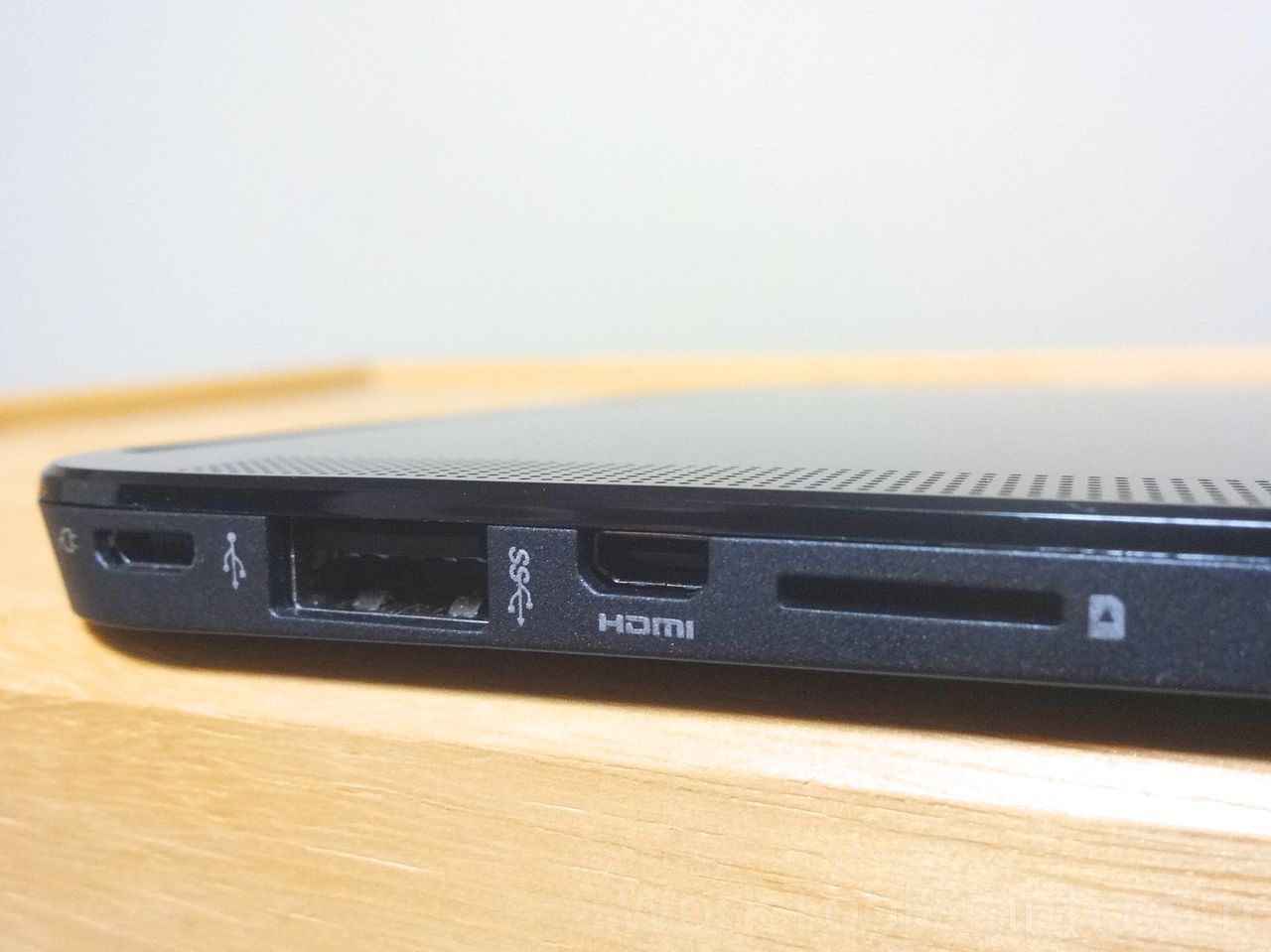 MicroHDMI, SDカードスロット
