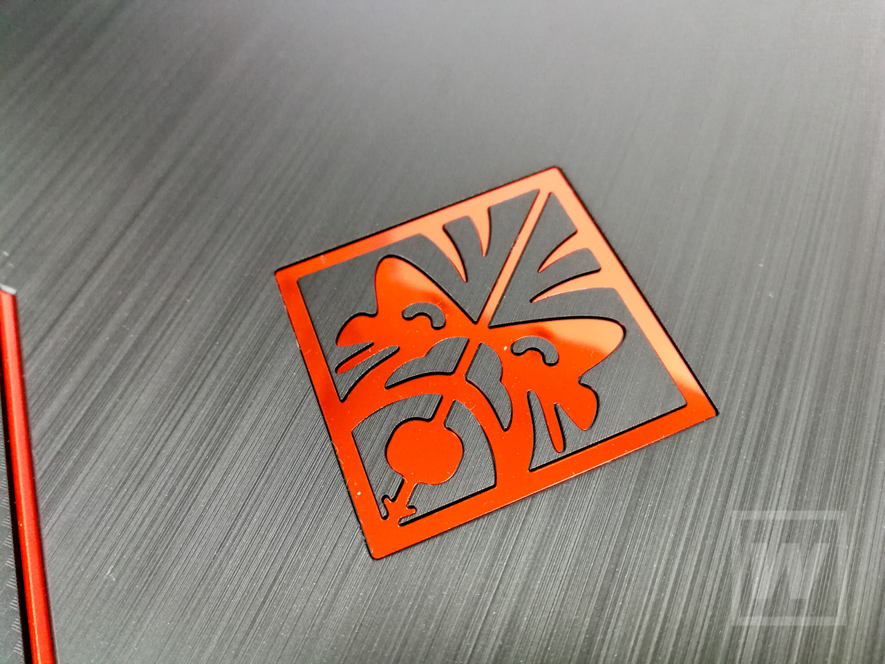 OMENロゴは角度によってキラキラと光る