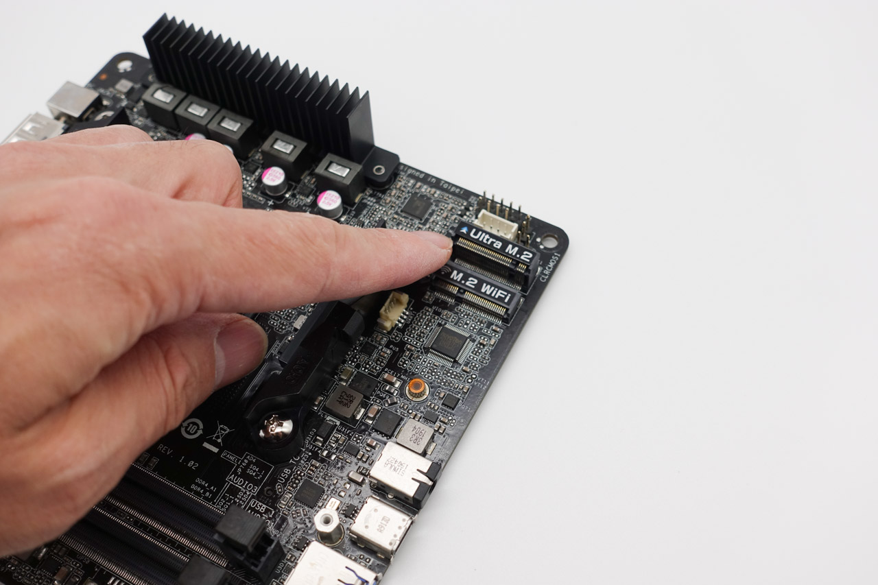 表面M.2スロット
