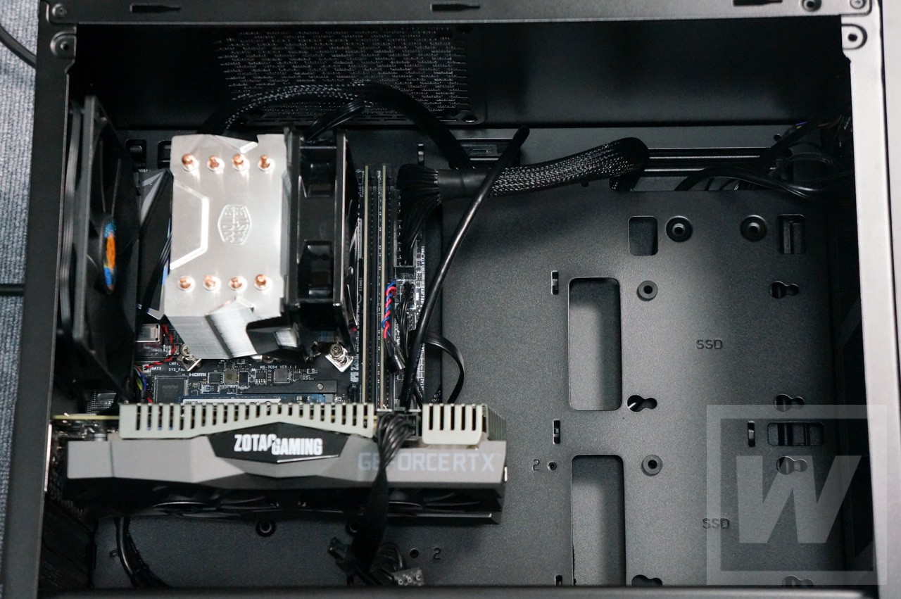 写真はMini-ITX。かなりの空間がある