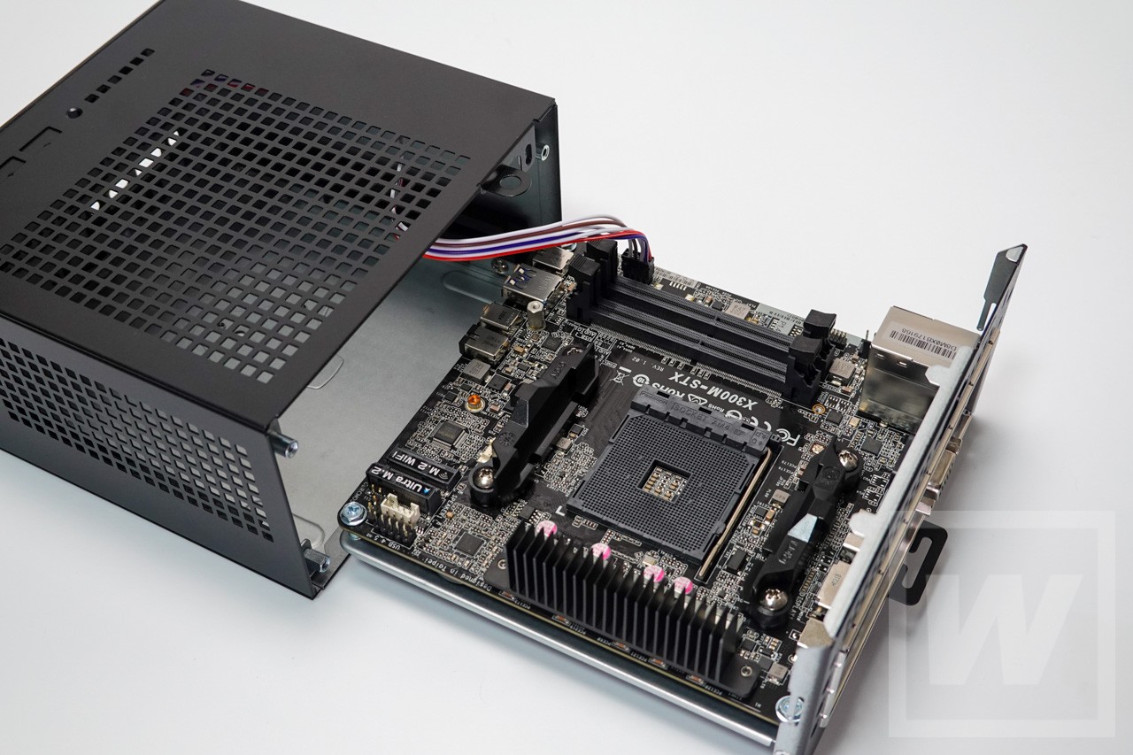 DeskMini X300の中身。PCIeカードを入れる空間も、スロットもない