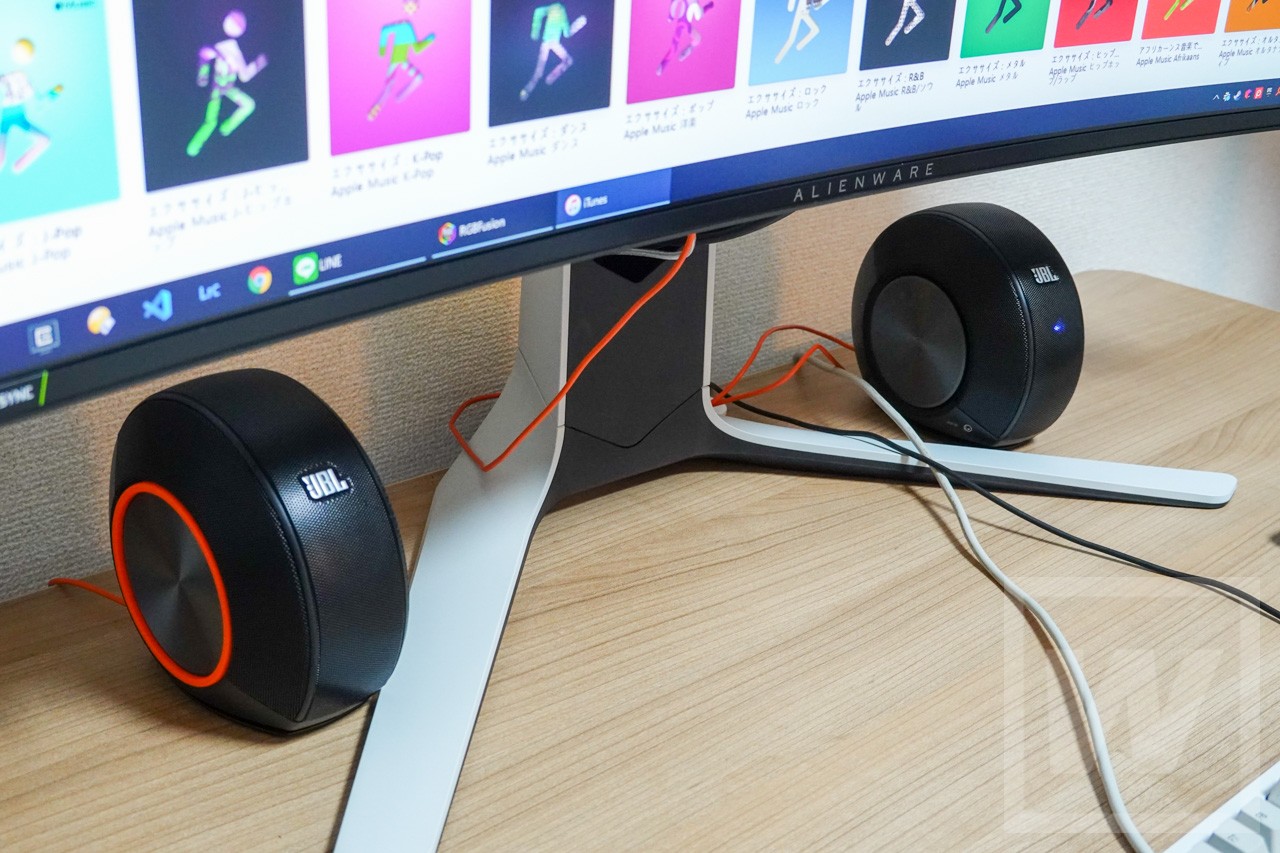 ケーブル1本で机がすっきり・・・？（他の機器のケーブルでごちゃごちゃしてて、あまりすっきりしていませんな）
