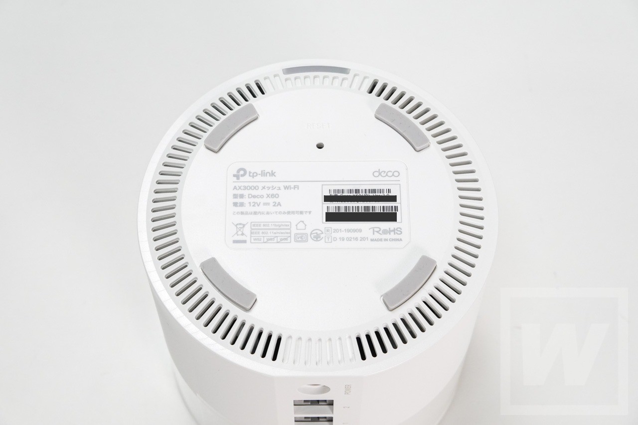 Deco X60底面。重要な情報の上にリセット用の穴がある。