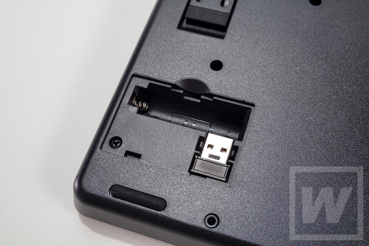 電池ボックスとUSBキーの格納場所