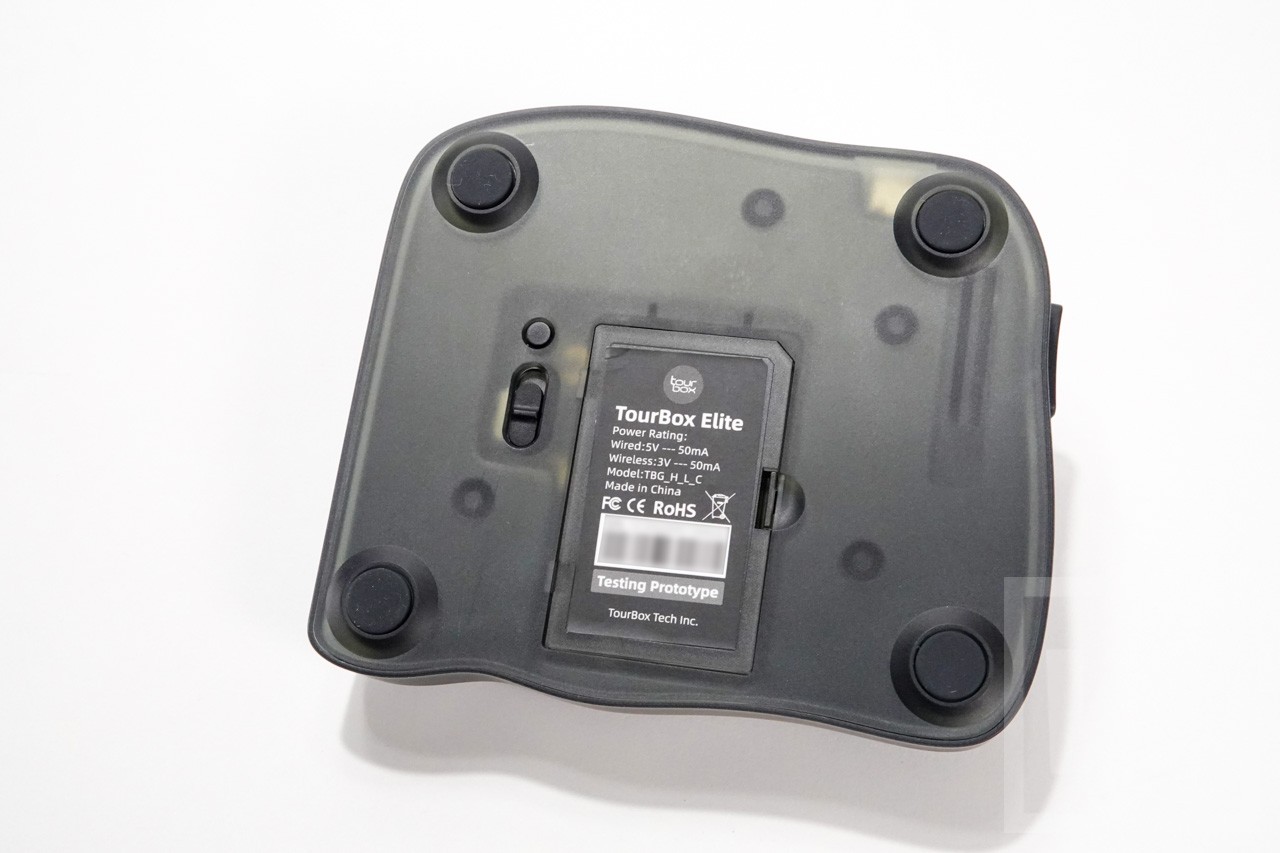 裏面には電池ボックスや電源スイッチ。摩擦力の高いゴム足が装備されている