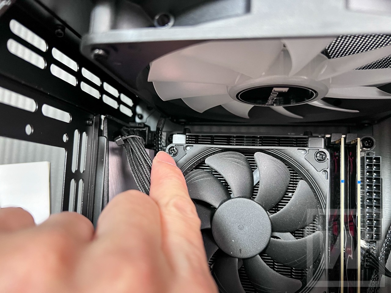 電源ユニットを入れると手が入らないCPUコネクタ