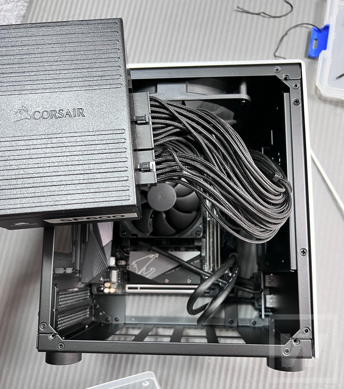 電源ユニットは全ての接続後に入れた方がよい