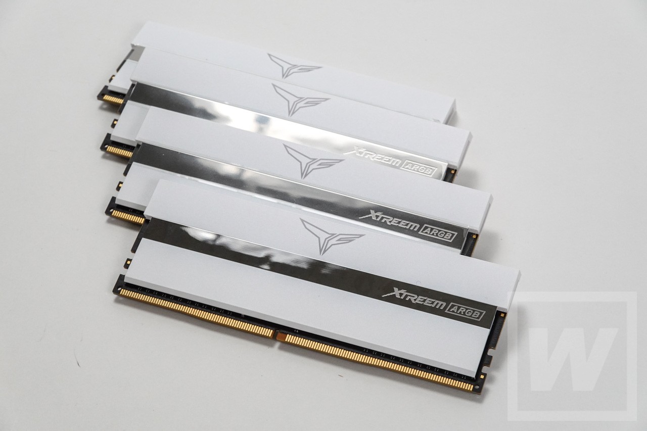TEAM XTREEM ARGB ホワイト （TF13D416G3600HC18JDC01）