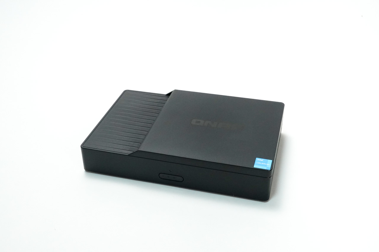QNAP KoiBox-100W　ディスプレイ、マイク、カメラを用意するだけで、ミーティングホストが完成する。