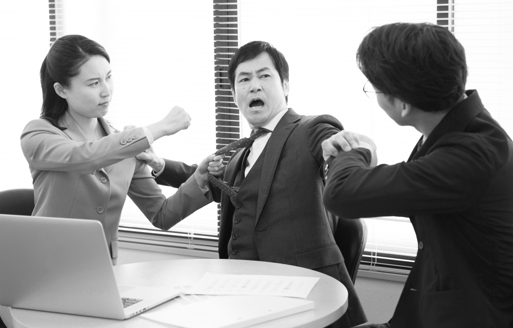 前時代的な会議風景。どんな状況だよ