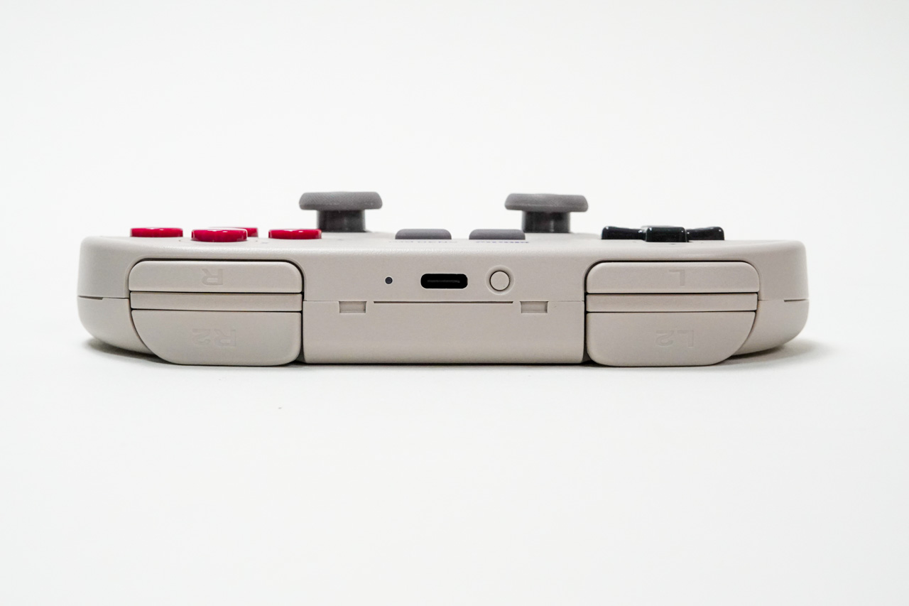 上面。USBポートとBluetooth接続用ボタン