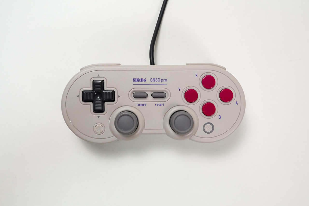 SN30 Proをスーファミコントローラーの上に重ねたところ