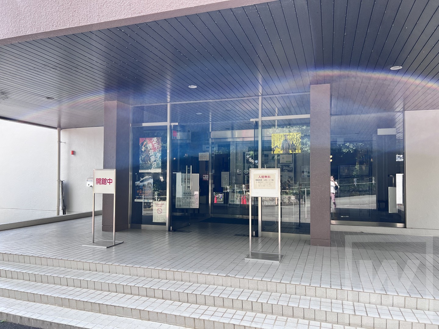 正面玄関　あたりはとても静か