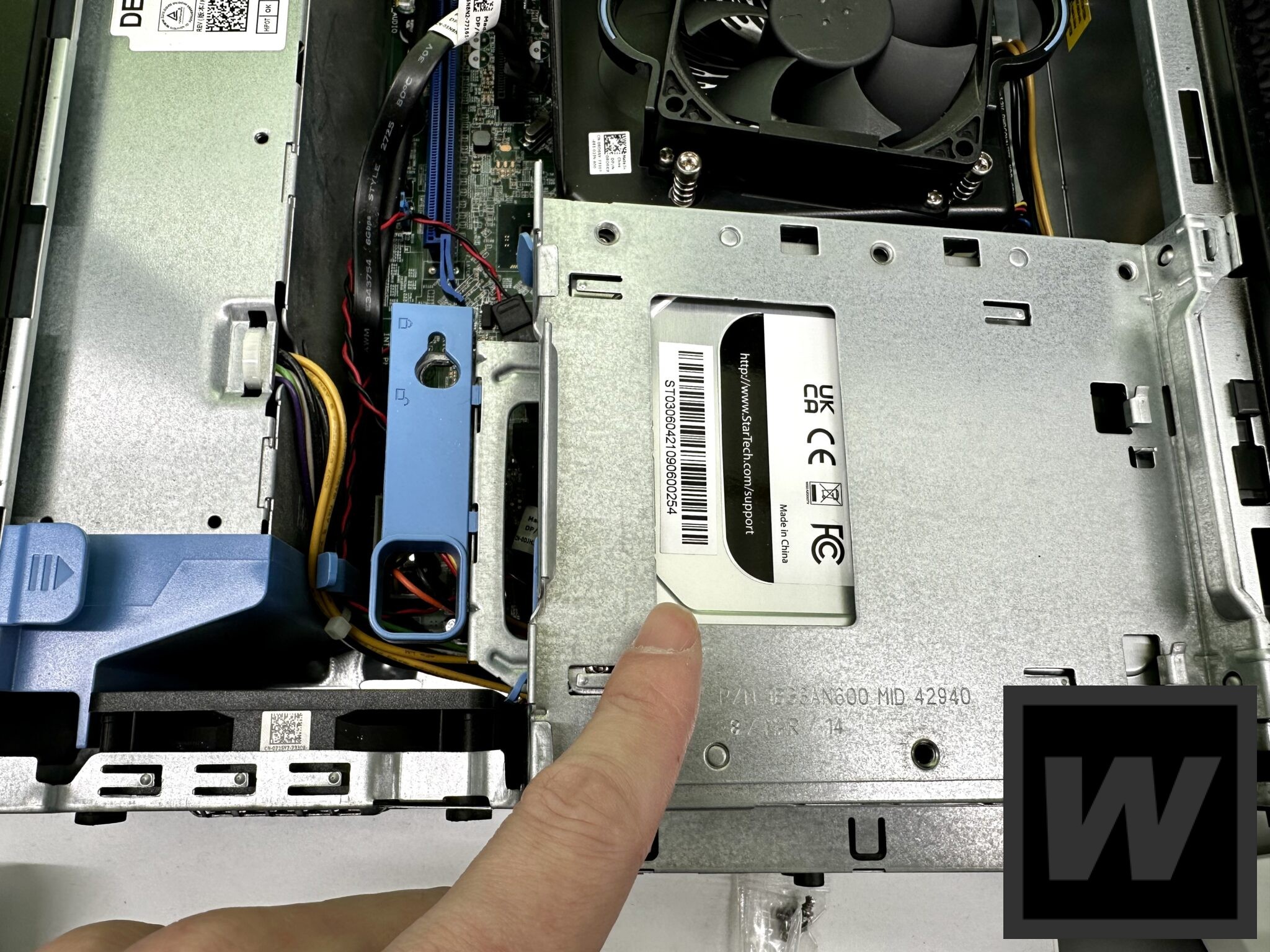 ここだけ見えていると、完全に3.5インチHDDにしか見えない