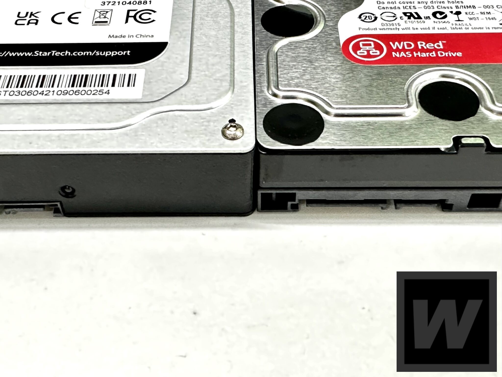 1インチ厚ほぼぴったりに作られている25SAT35HDD。右はWD RED 2TB