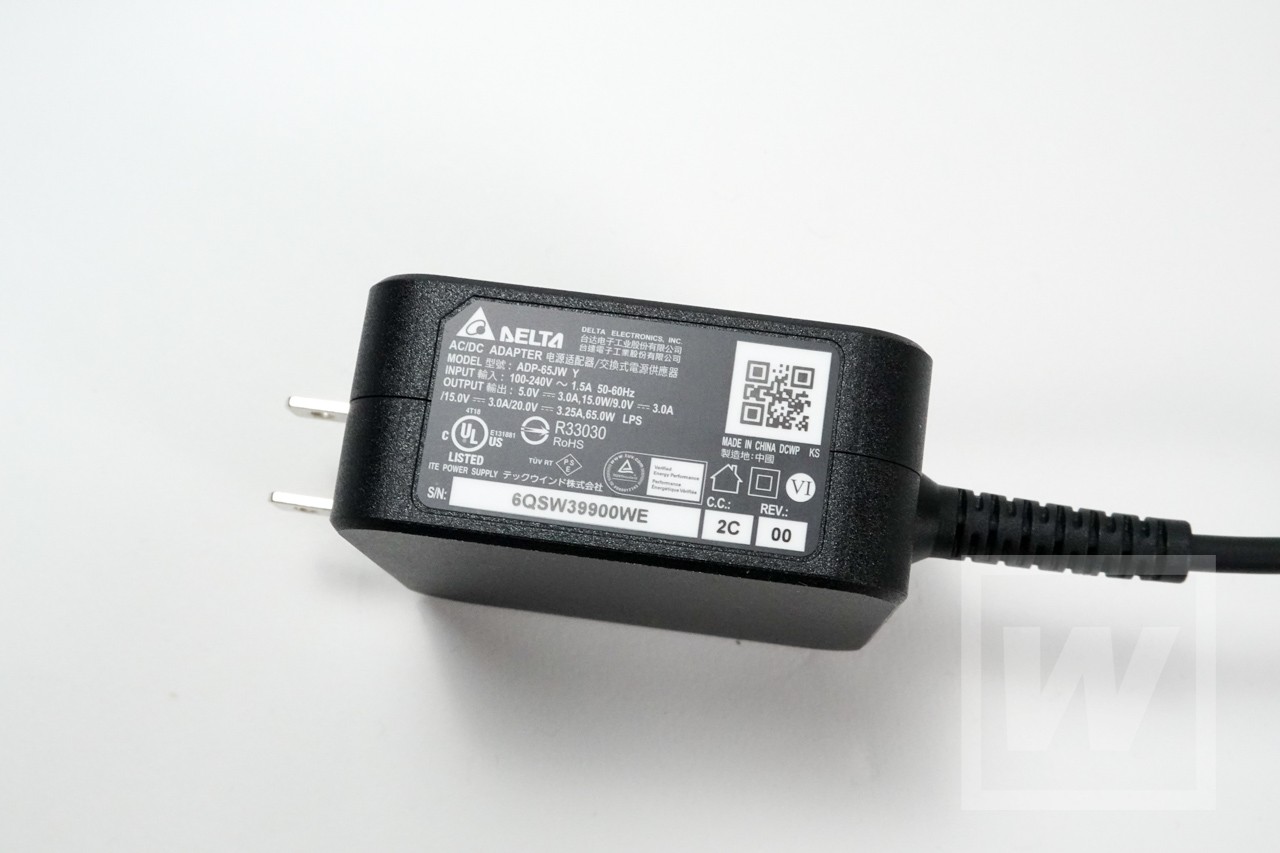 付属のアダプタは65W