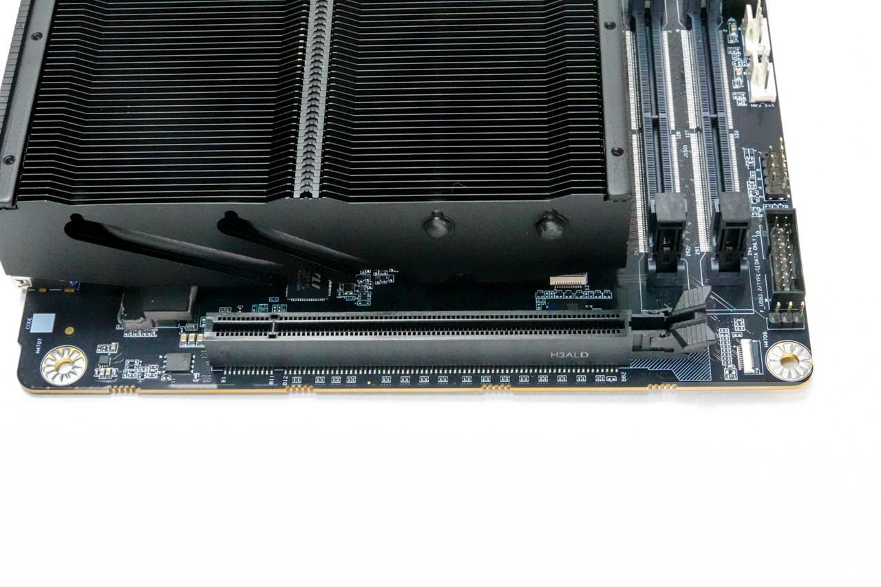 PCIe 5.0 x16 フルスペックスロット
