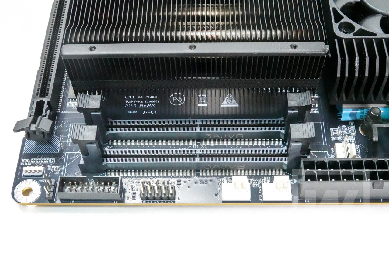 メモリはSO-DIMM。一般的には「ノート用」として販売されている