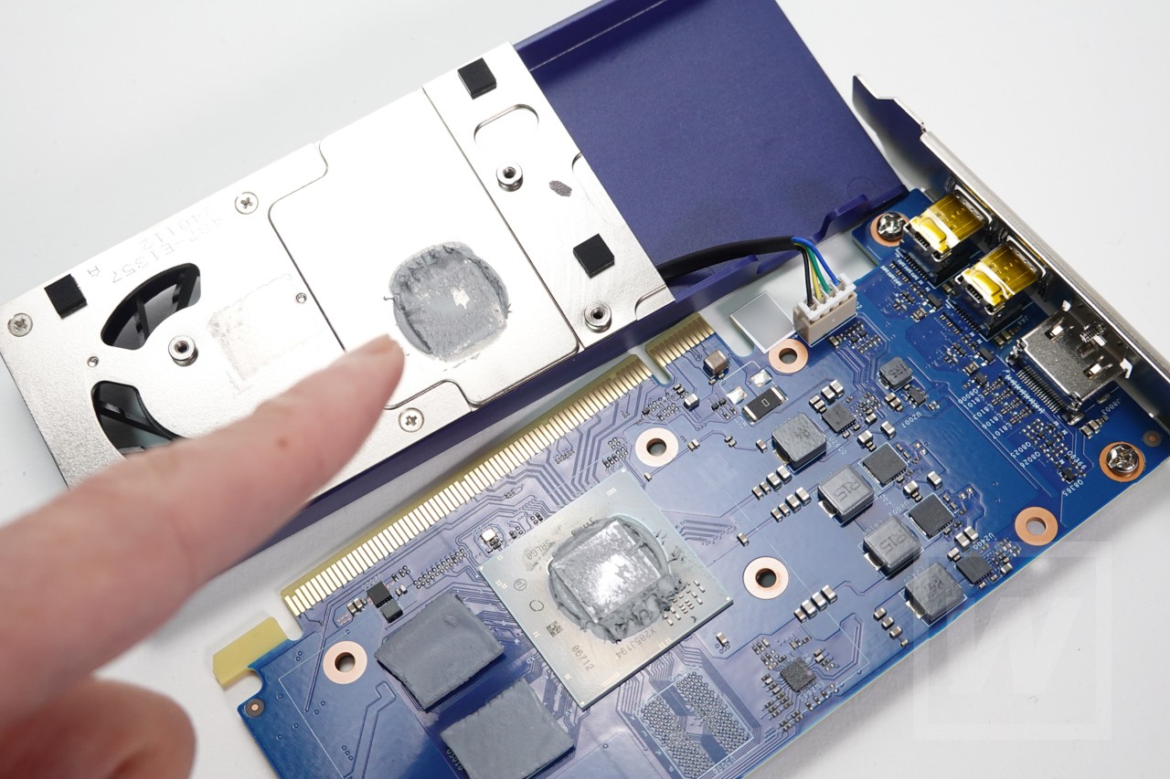 SPARKLE SA310C-4G ヒートシンクをはがしたところの写真