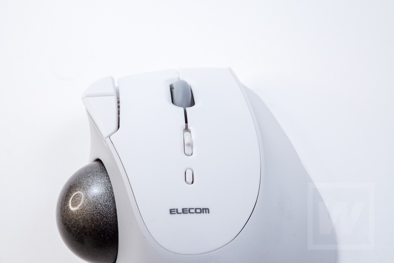 ホイールの手前に、電源ボタン、Bluetoothボタンが続く
