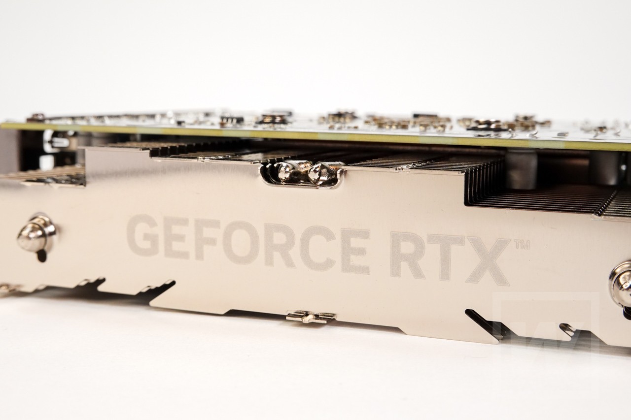 GeForce RTXのロゴが印刷(刻印)されている。渋くてオシャレだ